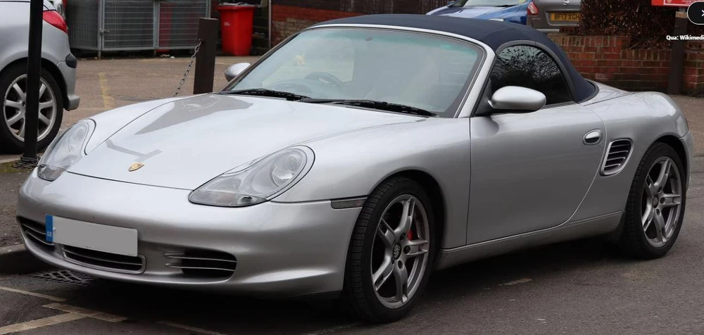 Boxster có hệ thống lái trợ lực thủy lực, hộp số sàn sáu cấp mượt mà. Ảnh: Hotcars.