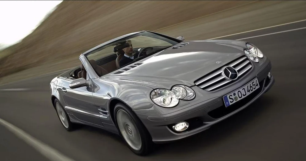 Mercedes-Benz SL 500 với nội thất sang trọng và buồng lái được bài trí đẹp, chiếc xe dài, kiểu dáng hấp dẫn. Ảnh: Hotcars.