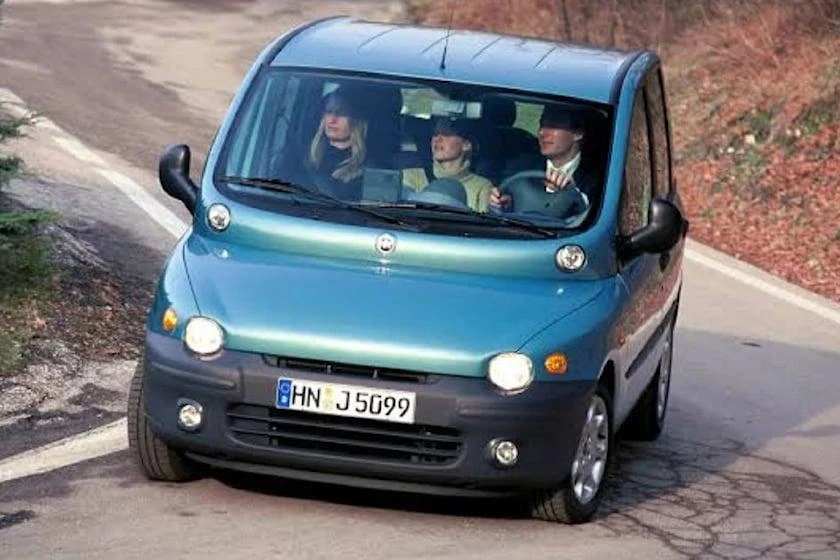 Multipla được thiết kế hai hàng ghế, sáu chỗ ngồi kỳ quặc. Vì hàng ghế phía trước có ba người phía trước. Ảnh: Carbuzz.