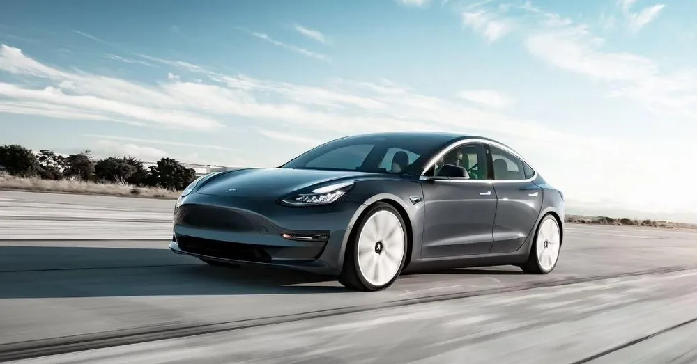 Tesla Model 3 có động cơ điện là vô hạn về công suất mà chúng tạo ra. Ảnh: Hotcars.