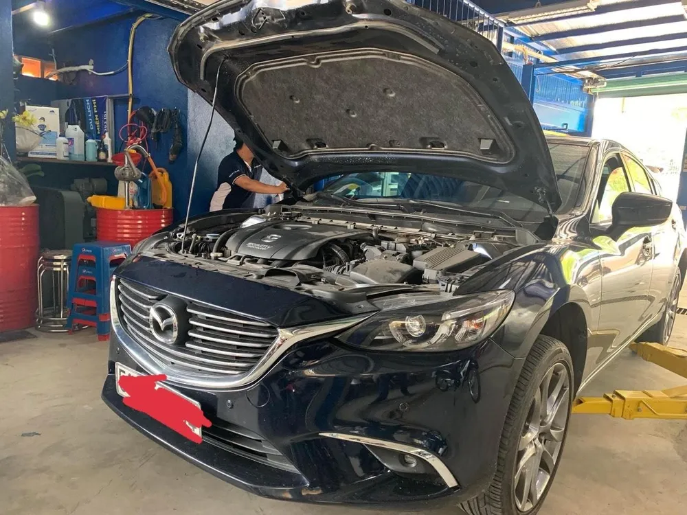 Bạn có thể sử dụng máy kiểm tra điện áp và kết nối cáp với kết nối âm, dương của pin. Ảnh: Phương Lê. Bạn có thể sử dụng máy kiểm tra điện áp và kết nối cáp với kết nối âm, dương của pin. Ảnh: Phương Lê.