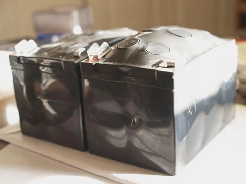 Bạn có thể dễ dàng quan sát pin bị hỏng bằng mắt thường với những dấu hiệu như hộp chứa pin bị phồng lên. Ảnh: Nguồn Internet. Bạn có thể dễ dàng quan sát pin bị hỏng bằng mắt thường với những dấu hiệu như hộp chứa pin bị phồng lên. Ảnh: Nguồn Internet.