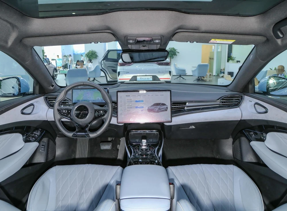 Bảng điều khiển trung tâm thiết kế các đường nét dạng sóng và tay nắm ốp cửa mô phỏng giọt nước. Ảnh: Chinavpev.