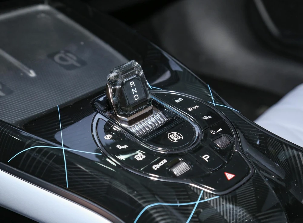 Chiếc xe được trang bị hệ thống âm thanh Dynaudio 12 loa ngoại trừ phiên bản entry-level. Ảnh: Chinavpev.