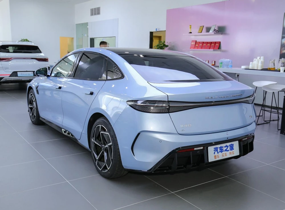 Cụm đèn hậu sử dụng thiết kế dạng thanh nghiêng tạo cảm giác thu hút ánh nhìn. Ảnh: Chinavpev.