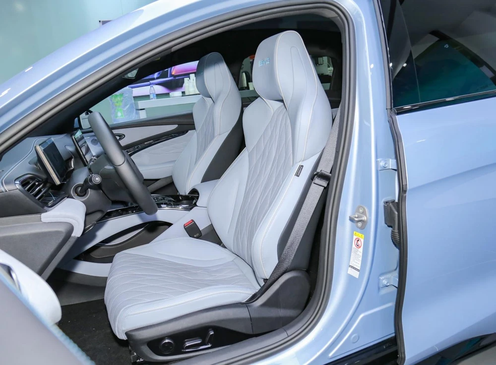 BYD Seal trang bị tiêu chuẩn với túi khí cho người lái chính và hành khách. Ảnh: Chinavpev.