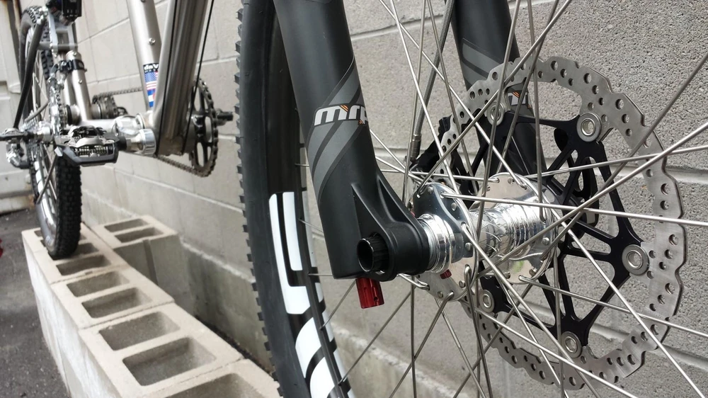 Symbiosis còn được cung cấp thêm thiết bị hỗ trợ điện với động cơ Shimano Steps E8000. Ảnh: Autoevolution.