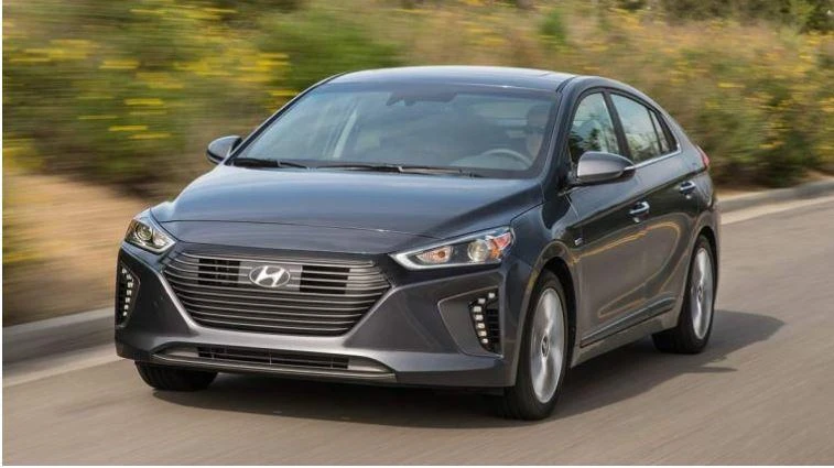 Hyundai Ioniq 2018 được trang bị với các hệ dẫn động thuần điện, plug-in hybrid và hybrid. Ảnh: Kbb.