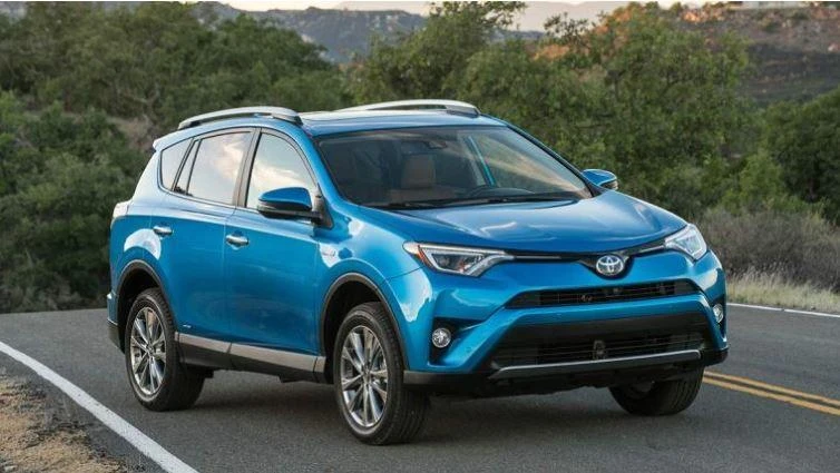 Toyota RAV4 Hybrid 2016 là phiên bản đầu tiên của chiếc SUV này. Ảnh: Kbb.