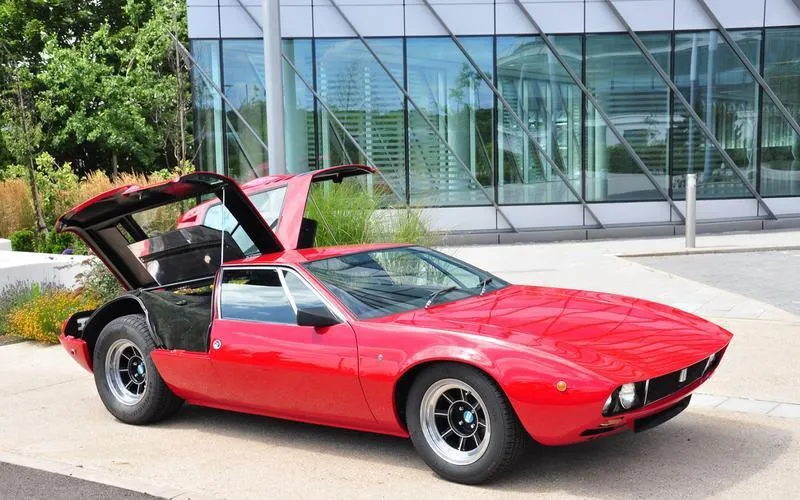 De Tomaso Mangusta là siêu xe thiết kế cửa có cánh đồng thời cũng là nắp động cơ. Ảnh: Autocar.