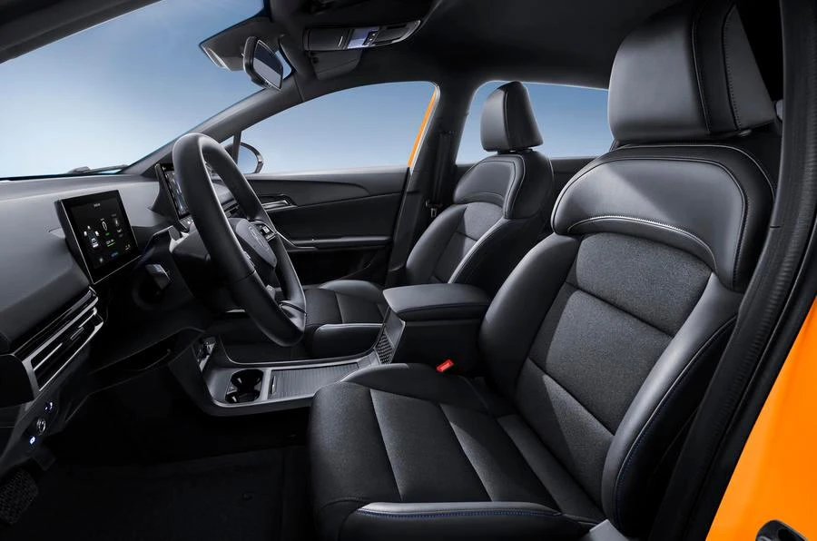 Xe có hệ thống cửa chớp lưới tản nhiệt hoạt động, giúp cải thiện luồng không khí. Ảnh: Autocar.