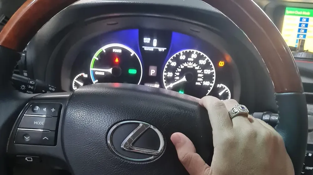 Sử dụng dầu ô liu để làm sạch bảng điều khiển. Ảnh: Phương Lê.