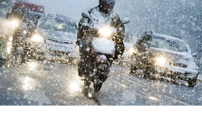 Mẹo đi xe máy trong thời tiết lạnh. Ảnh: Motorbiscuit.