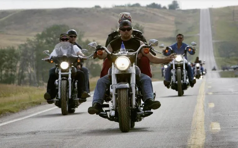 Mẹo đi xe máy trong thời tiết lạnh. Ảnh: Motorbiscuit.