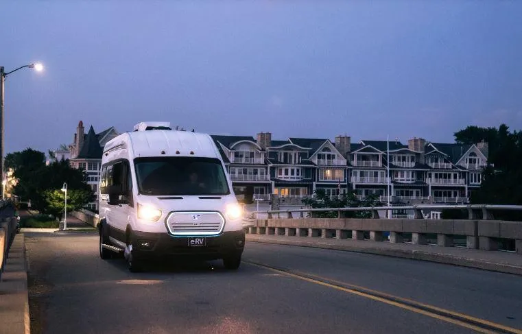 EStream sử dụng phanh tái tạo để sạc lại pin khi phanh và có thể di chuyển bằng nguồn điện của chính nó thông qua điều khiển từ xa. Ảnh: Motorbiscuit.