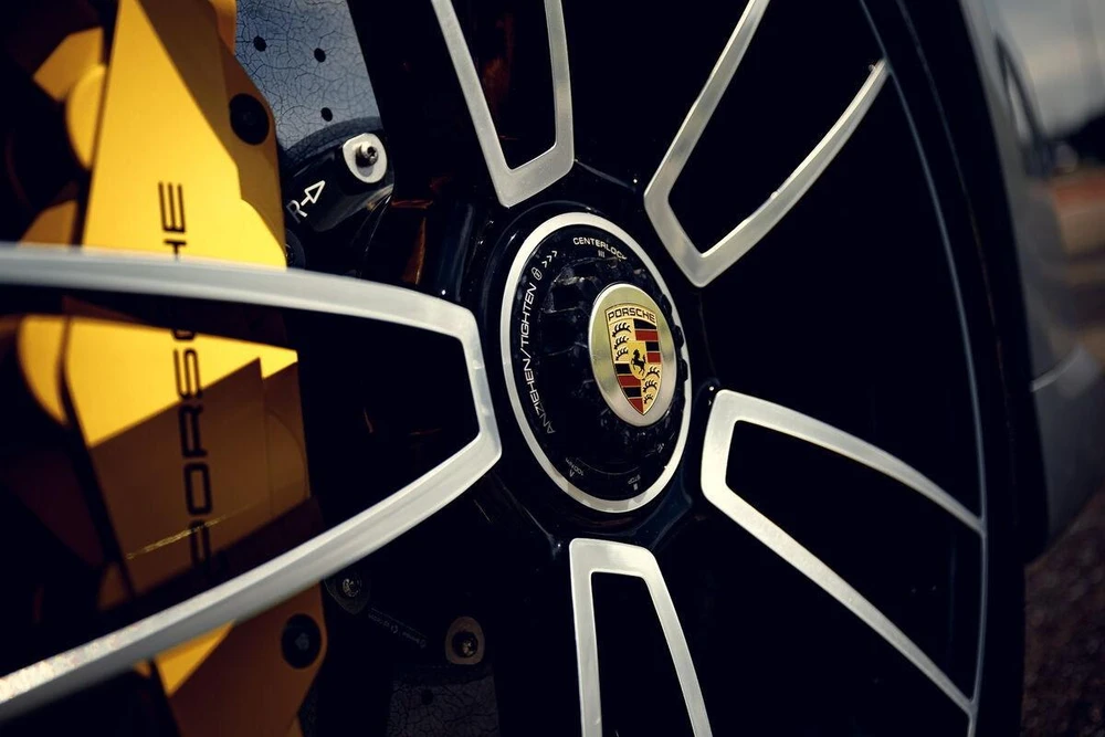 Porsche 992 Turbo S được trang bị tiêu chuẩn với hộp số tự động PDK tám cấp. Ảnh: Autoevolution.