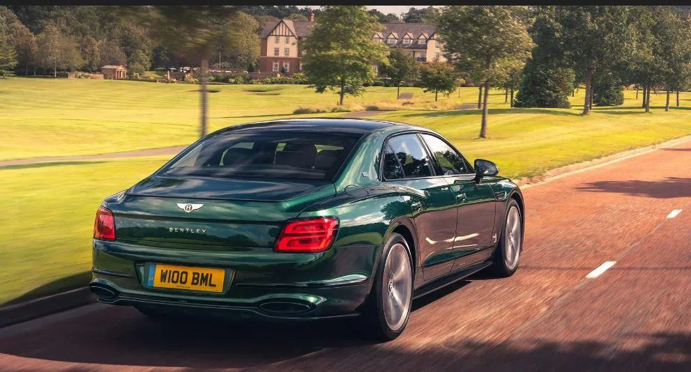 Flying Spur là một chiếc sedan cao cấp mang nhiều dấu hiệu thiết kế từ Continental GT. Ảnh: Hotcars. Flying Spur là một chiếc sedan cao cấp mang nhiều dấu hiệu thiết kế từ Continental GT. Ảnh: Hotcars.