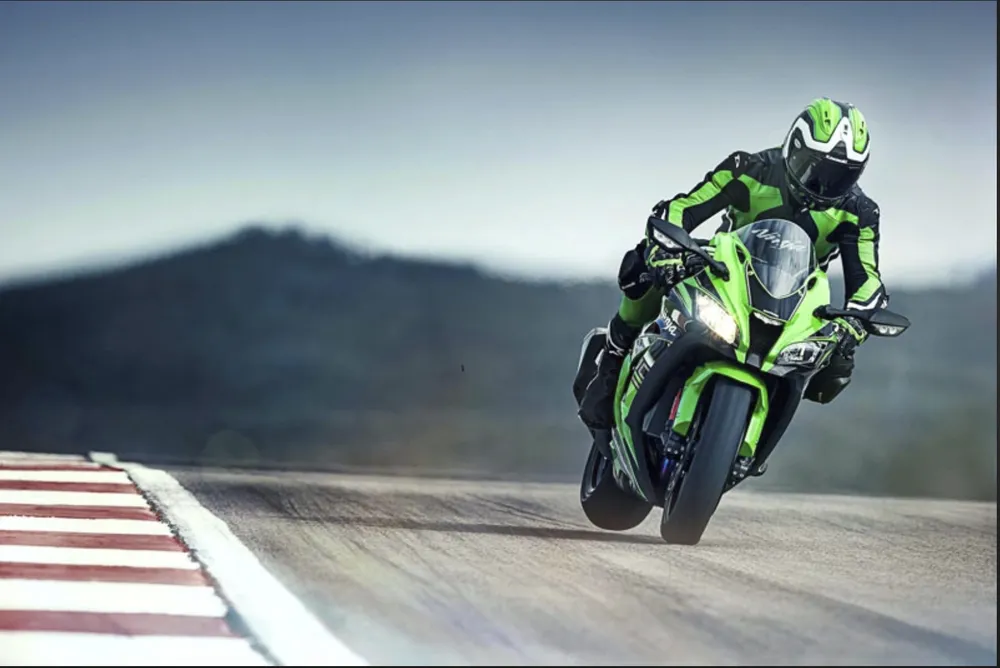 Kawasaki ZX-10R sản sinh công suất 203 mã lực. Ảnh: Motorbiscuit.