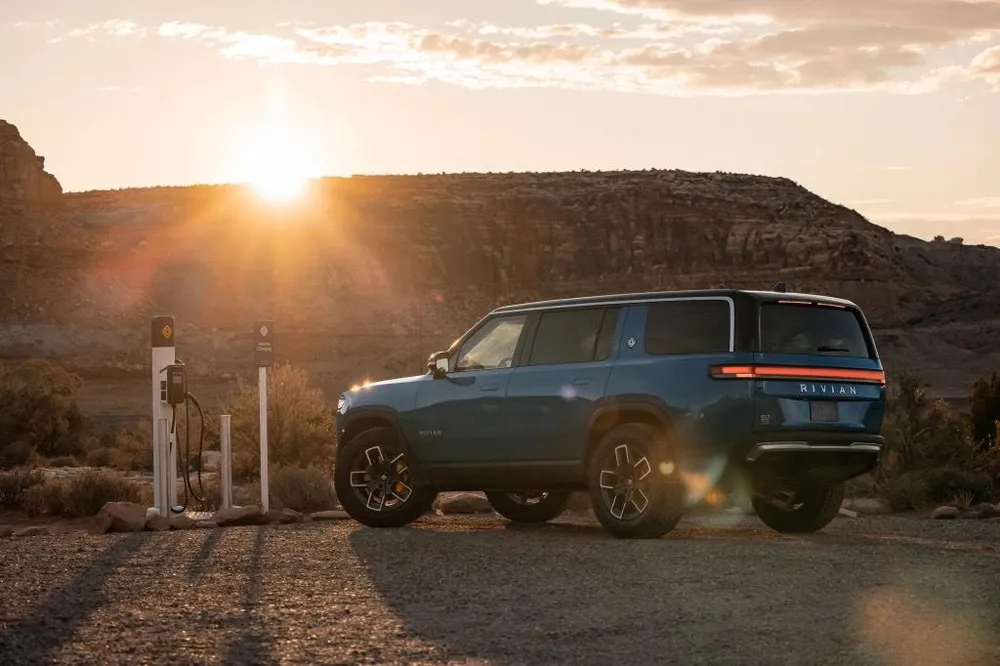 Rivian có hai phiên bản R1T có giá khoảng 79,500-85,000 đô la (tương đương hơn 1,8 tỉ đồng – gần 2 tỉ đồng). Ảnh: Motorbiscuit.