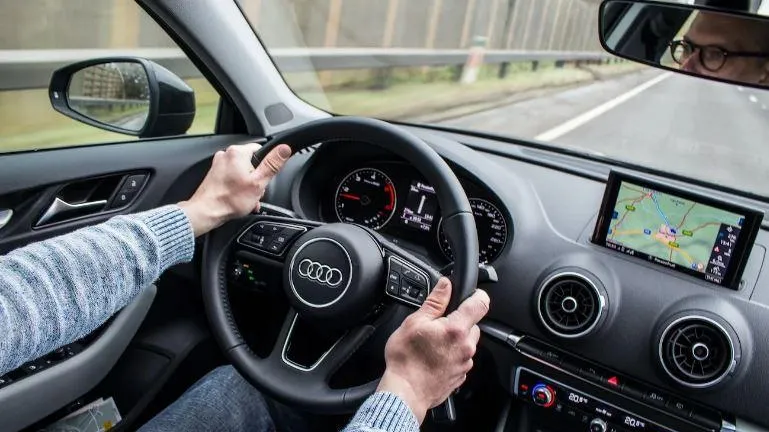 Sử dụng radio có ảnh hưởng đến phạm vi lái xe của EV nhưng không đáng kể. Ảnh: Motorbiscuit.