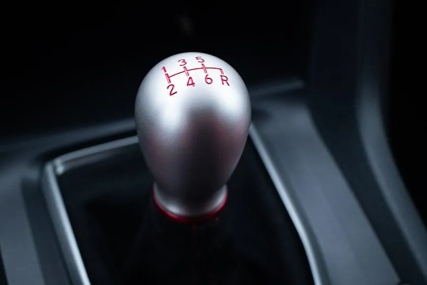 Độ cần số ngắn. Ảnh: Carbuzz.