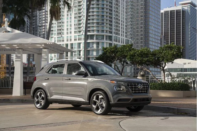 Mẫu xe 2022 Hyundai Venue SE có giá khoảng 20.125 đô la (tương đương hơn 470 triệu đồng). Ảnh: Motorbiscuit. Mẫu xe 2022 Hyundai Venue SE có giá khoảng 20.125 đô la (tương đương hơn 470 triệu đồng). Ảnh: Motorbiscuit.