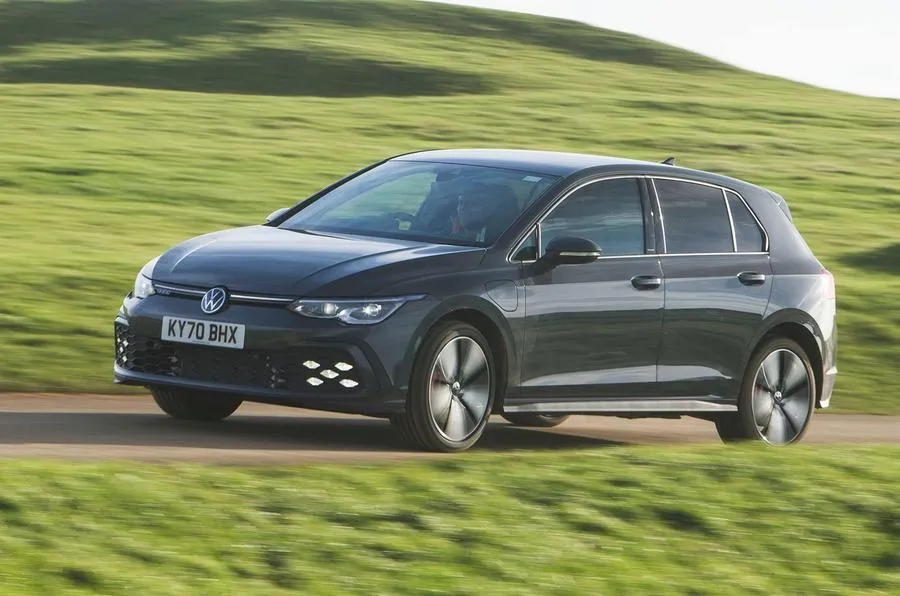 Mercedes-Benz C300e. Ảnh: Autocar.