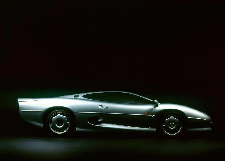 Jaguar XJ220. Ảnh: Motorbiscui.