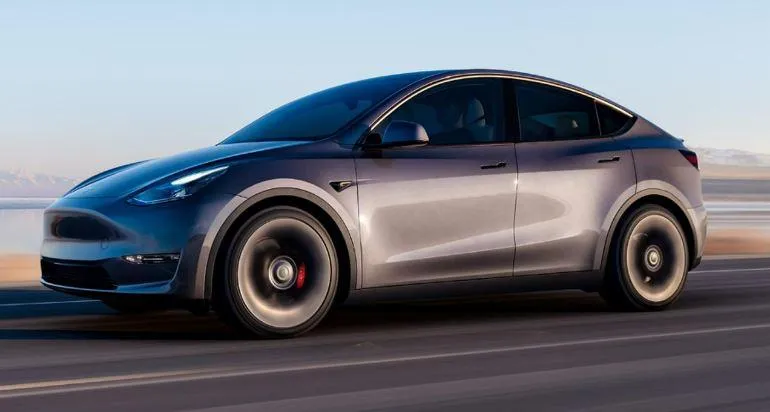 Không an toàn khi ngồi trong xe điện đang sạc. Ảnh: Motorbiscuit.