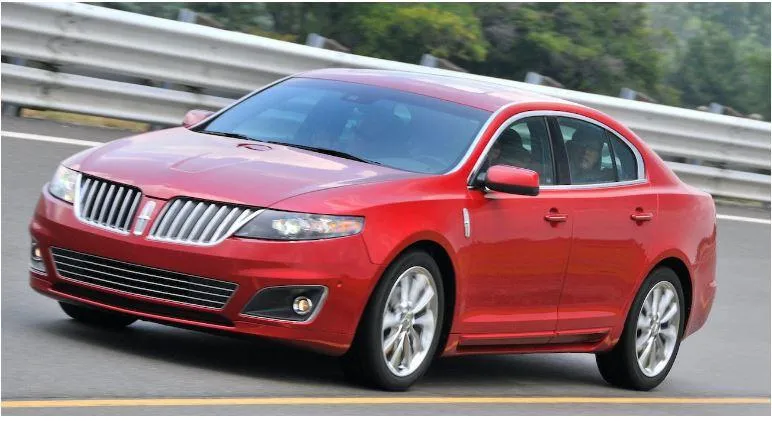 Một chiếc Lincoln MKS 2010 màu đỏ đang lái trên đường thử. Ảnh: Motorbiscuit. Một chiếc Lincoln MKS 2010 màu đỏ đang lái trên đường thử. Ảnh: Motorbiscuit.