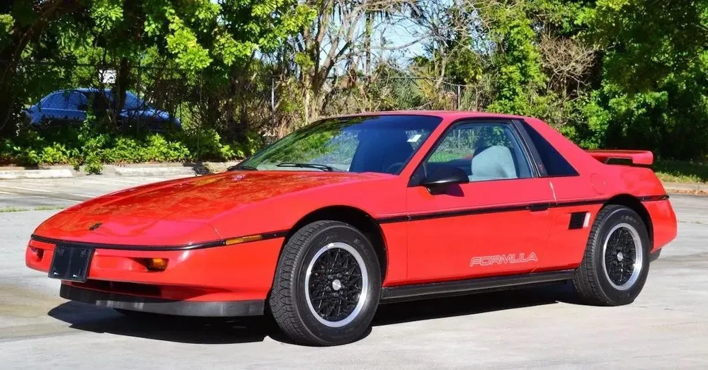 Pontiac Fiero. Ảnh: Hotcars. Pontiac Fiero. Ảnh: Hotcars.