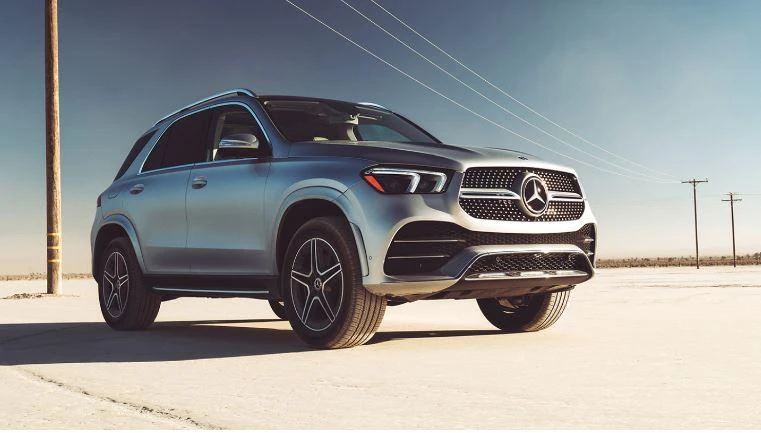Mercedes-Benz GLE SUV màu bạc. Ảnh: Motorbiscuit.
