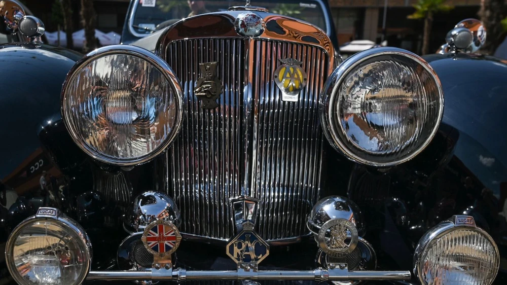 Đồ trang trí mui xe. Ảnh: Motorbiscuit. Đồ trang trí mui xe. Ảnh: Motorbiscuit.