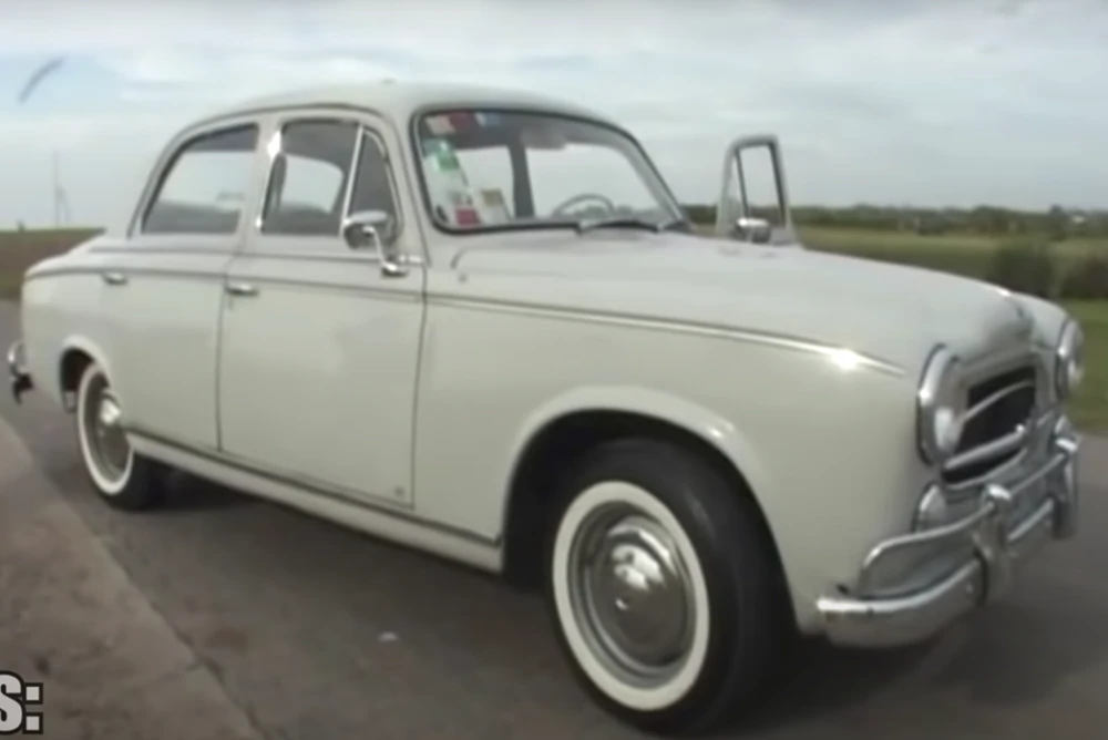 Bộ dụng cụ lục là lốp dự phòng có nắp đậy được gắn trên khay phía sau cản sau của xe. Ảnh: Motorbiscuit. Bộ dụng cụ lục là lốp dự phòng có nắp đậy được gắn trên khay phía sau cản sau của xe. Ảnh: Motorbiscuit.