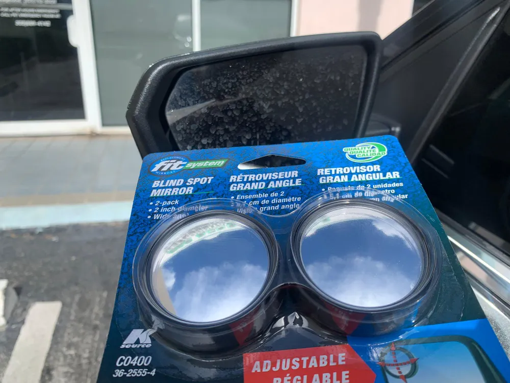 Bạn cũng có thể cân nhắc mua những chiếc gương soi điểm mù chuyên dụng để lắp thêm cho xe. Ảnh: Motorbiscuit. Bạn cũng có thể cân nhắc mua những chiếc gương soi điểm mù chuyên dụng để lắp thêm cho xe. Ảnh: Motorbiscuit.