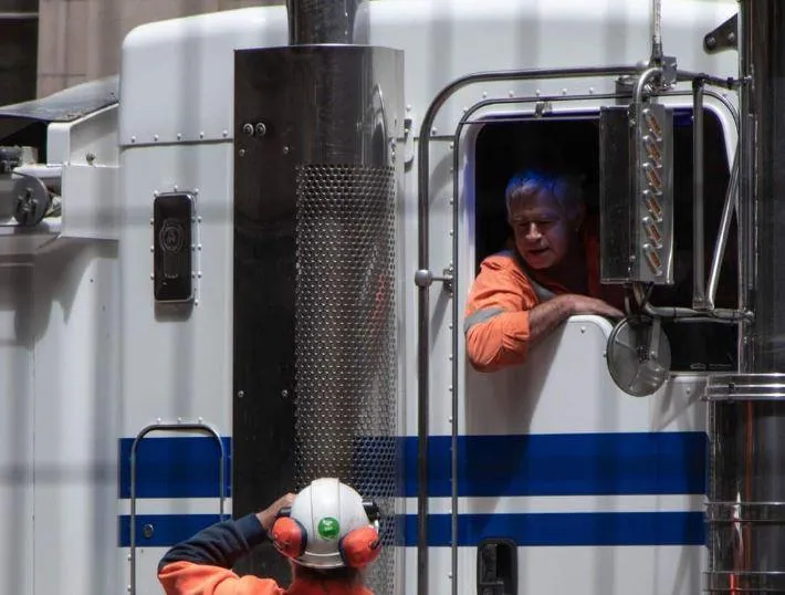 Mặc quần áo che kín da. Ảnh: Motorbiscuit. Mặc quần áo che kín da. Ảnh: Motorbiscuit.