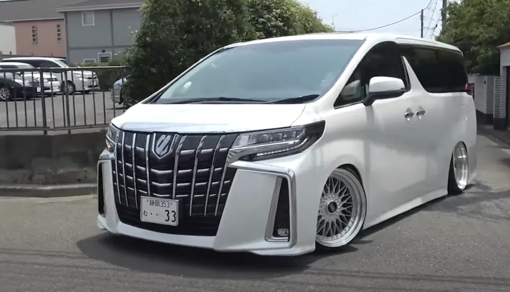 VIP Style chỉ dành cho xe sedan. Ảnh: Motorbiscuit. VIP Style chỉ dành cho xe sedan. Ảnh: Motorbiscuit.