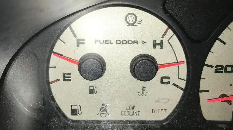 Chỉ báo C và H, nằm trên bảng đồng hồ hoặc bảng đồng hồ của ô tô, hiển thị nhiệt độ động cơ. Ảnh: Motorbiscuit.