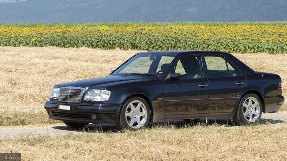 Mercedes-Benz E 60 AMG (148 Chế tạo). Ảnh: Carbuzz.