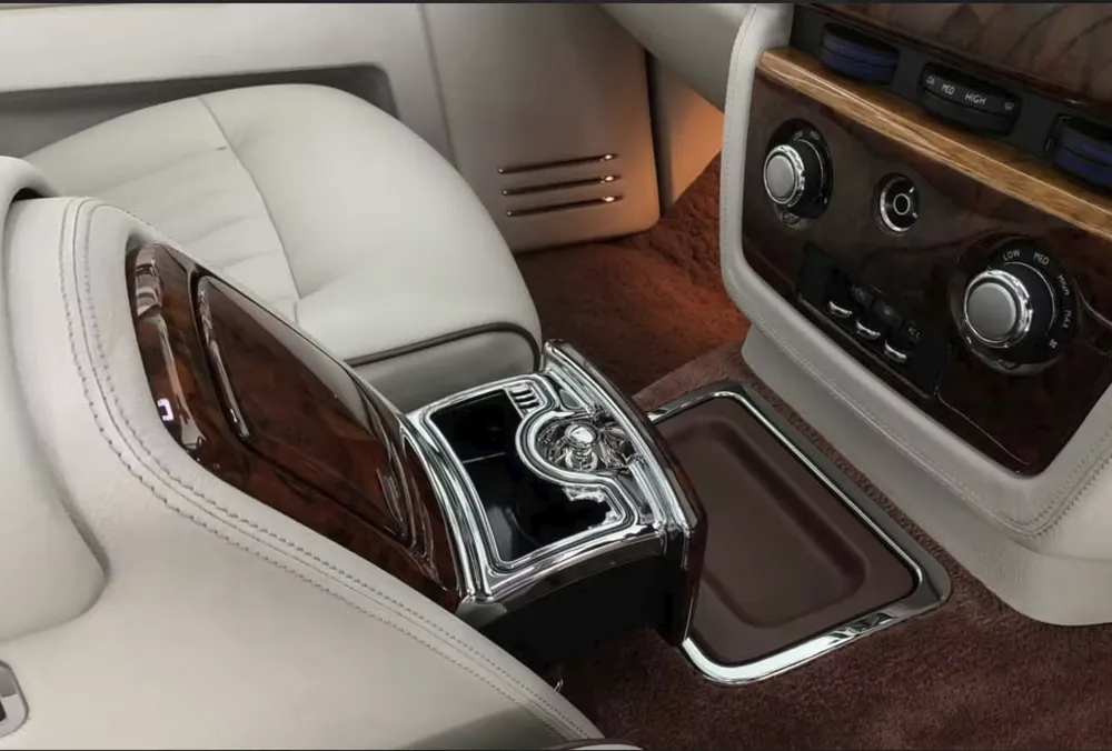 Bật lửa và gạt tàn thuốc lá. Ảnh: Hotcars.