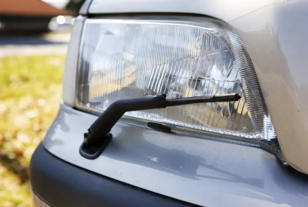 Cần gạt nước đèn pha. Ảnh: Hotcars.