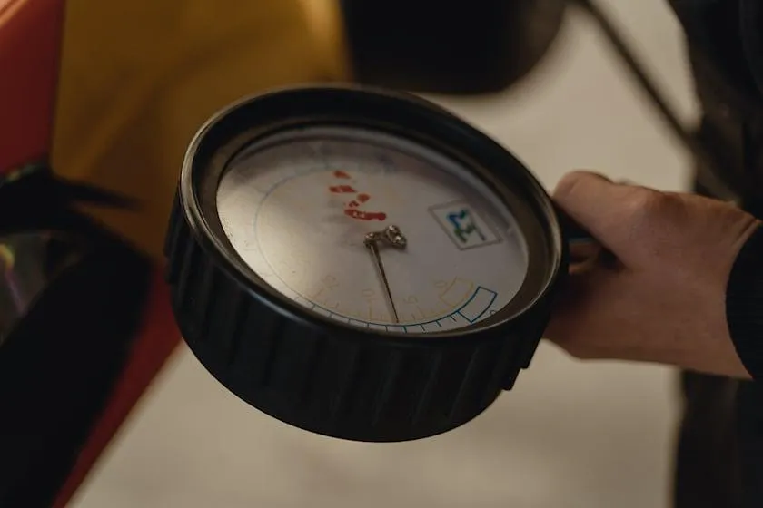 Đồng hồ đo áp suất không khí cho lốp xe. Ảnh: Carbuzz.