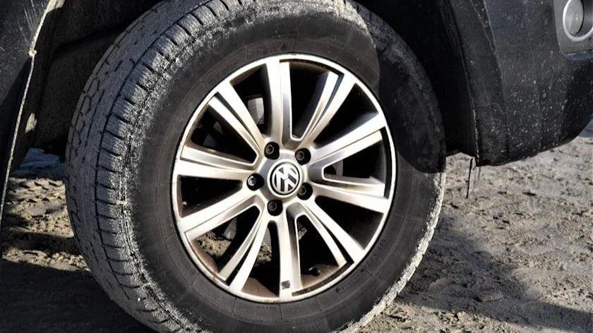 Hướng dẫn kiểm tra áp suất lốp mà không cần đồng hồ đo áp suất lốp. Ảnh: Carbuzz.