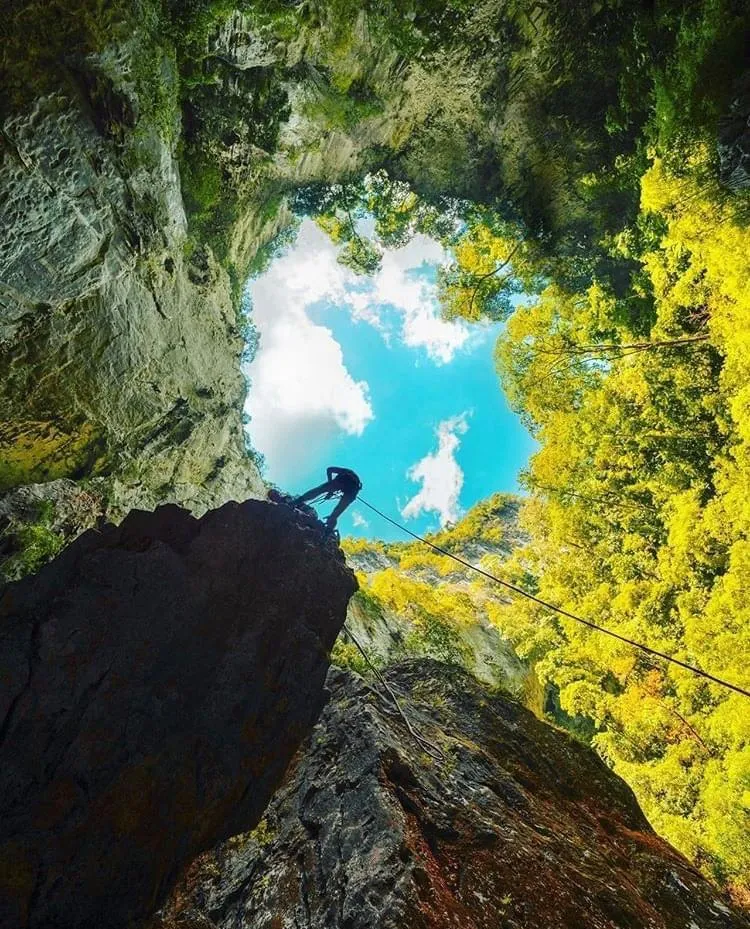 Hang Pygmy hay còn gọi là hang Én Rục Cà Ròong, được phát hiện bởi các chuyên gia hang động Hoàng gia Anh vào năm 1997. Hang Pygmy hay còn gọi là hang Én Rục Cà Ròong, được phát hiện bởi các chuyên gia hang động Hoàng gia Anh vào năm 1997.