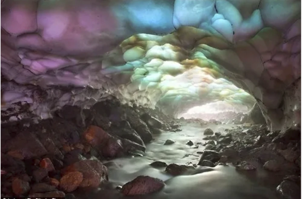 Hang băng gần núi lửa Mutnovsky ở Nga.