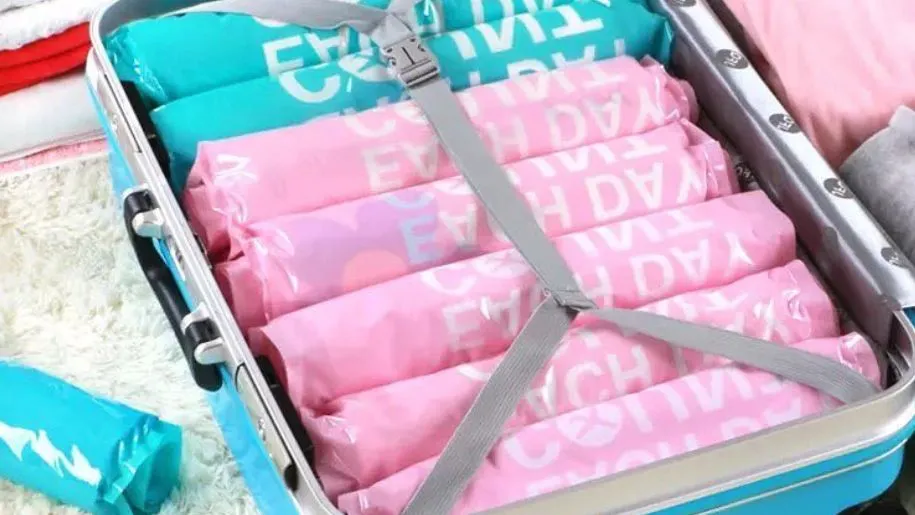 Túi nén sẽ giúp bạn có thể tiết kiệm được nhiều dung lượng hơn túi xách. Ảnh Internet