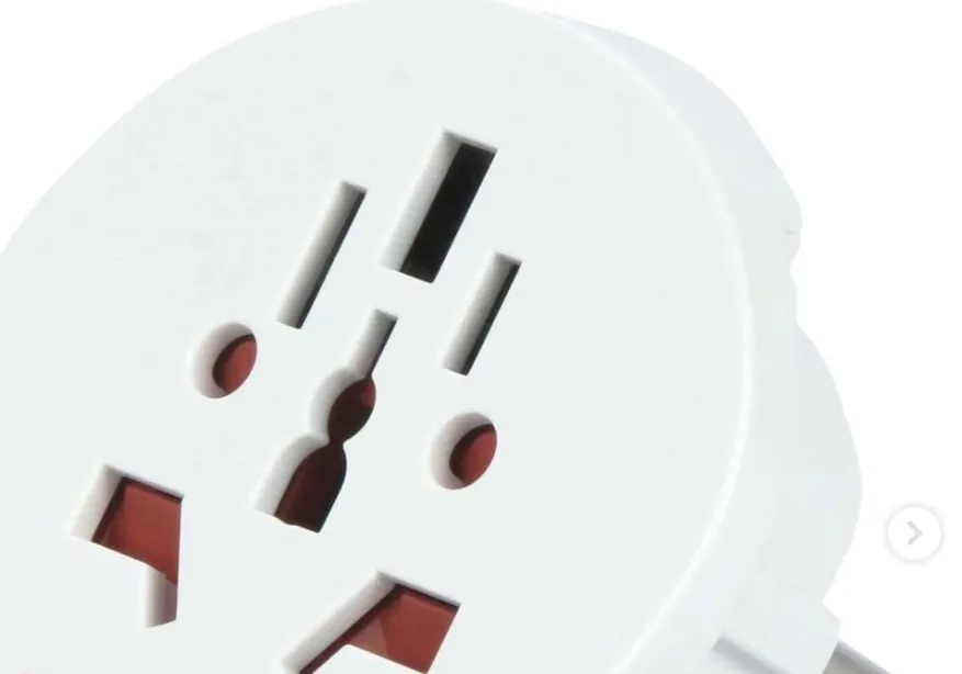 Đi nước ngoài, bạn cần chuẩn bị sẵn đầu sạc đa năng. Ảnh Internet