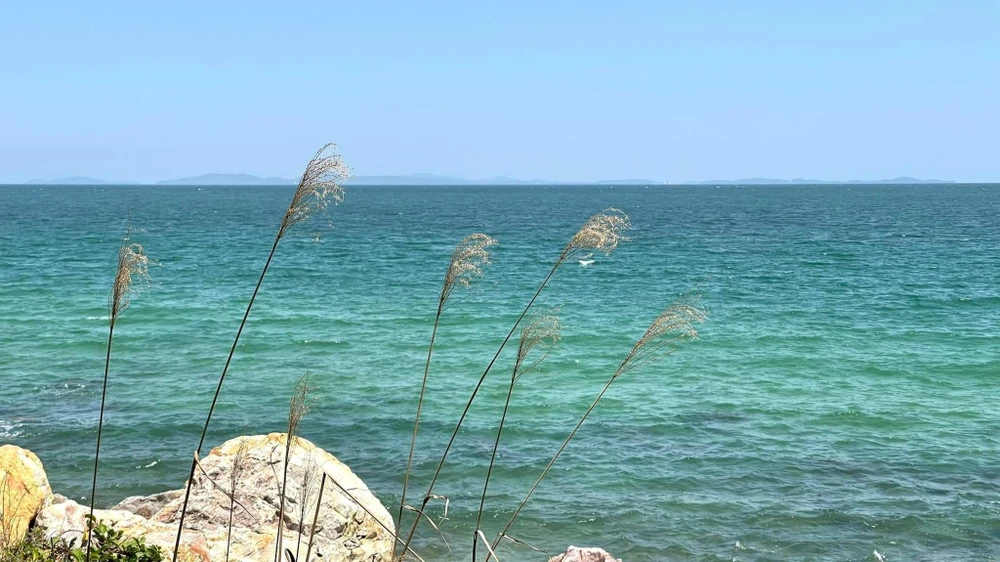 Đảo Quan Lạn thuộc xã Quan Lạn và Minh Châu, cách trung tâm huyện Vân Đồn khoảng 40km.