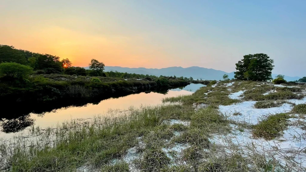Trên đảo rộng bạn có thể thuê xe máy để di chuyển được nhiều điểm.