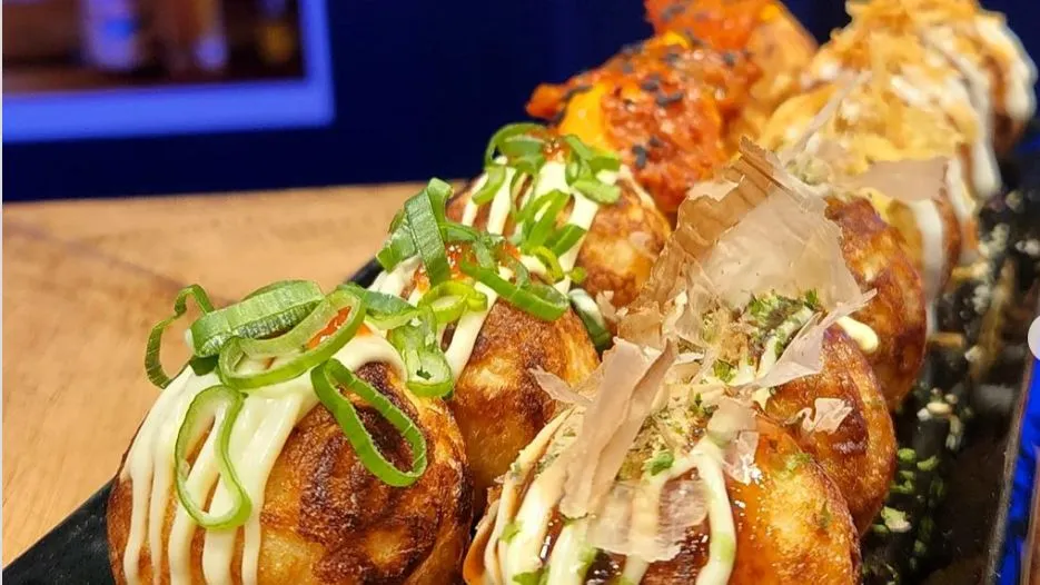 Thức ăn đường phố tại Dotonbori. Ảnh: Thetravel.